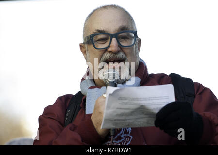 London, Greater London, UK. 9 Dez, 2018. David Rosenberg, jüdische Sozialistische Fraktion spricht auf eine anti-rassistische Protestaktion gegen die "Brexit Verrat März". Tausende Menschen in London gegen die "Brexit Verrat März", organisiert von Tommy Robinson und UKIP bis März. Gegen Demonstranten aus dem Portland Place an Whitehall, wo Sprecher der Menge gerichtet. Während der gegendemonstration, gab es eine starke Polizeipräsenz. Eine Gruppe von Demonstranten, die von den wichtigsten Protest getrennt wurde, Corralled wurden von der Polizei in Av Stockfoto