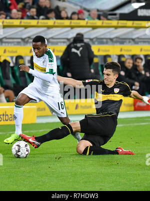 Mönchengladbach, Deutschland. 9 Dez, 2018. Ibrahima Traore (L) von Mönchengladbach Mias mit Marc-Oliver Kempf von Stuttgart beim Bundesligaspiel zwischen Borussia Mönchengladbach und der VfB Stuttgart in Mönchengladbach, Deutschland, Dez. 9, 2018. Credit: Ulrich Hufnagel/Xinhua/Alamy leben Nachrichten Stockfoto