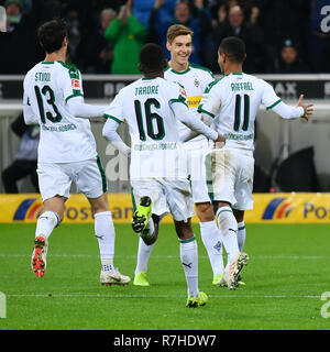 Mönchengladbach, Deutschland. 9 Dez, 2018. Spieler von Mönchengladbach feiern, nachdem zählen während dem Bundesligaspiel zwischen Borussia Mönchengladbach und der VfB Stuttgart in Mönchengladbach, Deutschland, Dez. 9, 2018. Credit: Ulrich Hufnagel/Xinhua/Alamy leben Nachrichten Stockfoto