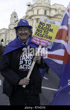 London, Greater London, UK. 9 Dez, 2018. Counter demonstrant gesehen hält ein Plakat und eine britische Flagge während der Demonstration gegen die "Brexit Verrat März'. Tausende Menschen in London gegen die "Brexit Verrat März", organisiert von Tommy Robinson und UKIP bis März. Gegen Demonstranten aus dem Portland Place an Whitehall, wo Sprecher der Menge gerichtet. Während der gegendemonstration, gab es eine starke Polizeipräsenz. Eine Gruppe von Demonstranten, die von den wichtigsten Protest getrennt wurde, wurden von der Polizei in Corraled avoi Stockfoto