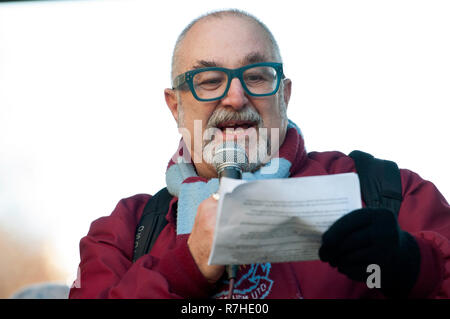 David Rosenberg, jüdische Sozialistische Fraktion spricht auf eine anti-rassistische Protestaktion gegen die "Brexit Verrat März". Tausende Menschen in London gegen die "Brexit Verrat März", organisiert von Tommy Robinson und UKIP bis März. Gegen Demonstranten aus dem Portland Place an Whitehall, wo Sprecher der Menge gerichtet. Während der gegendemonstration, gab es eine starke Polizeipräsenz. Eine Gruppe von Demonstranten, die von den wichtigsten Protest getrennt wurde, wurden Corralled von der Polizei eine Begegnung mit einer Gruppe von Tommy Robinson/UKIP suppo zu vermeiden. Stockfoto