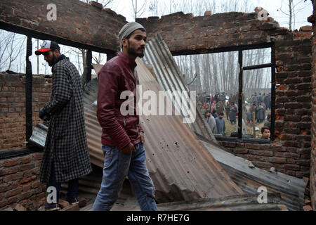 Srinagar, Jammu und Kaschmir, Indien. 9 Dez, 2018. Kaschmirischen Volkes prüfen Krieg verwüsteten Häusern, in denen Aktivisten während der Schusswechsel mit der indischen Regierung Kräfte im Bereich der Mujgund Srinagar, die Hauptstadt des Indischen verwalteten Kaschmir, Indien durchlöchert waren. Vierzehn Jahre alten Jungen unter den drei Kämpfer in die Pistole Kampf getötet. Sechs Wohnhäuser wurden auch beschädigt. Credit: Masrat Zahra/ZUMA Draht/Alamy leben Nachrichten Stockfoto