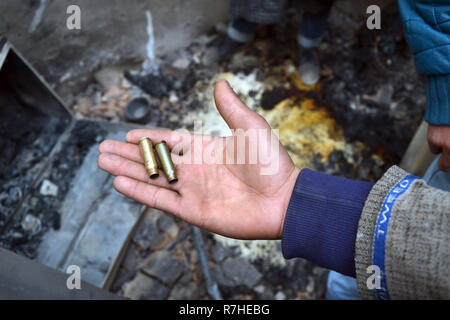 Srinagar, Jammu und Kaschmir, Indien. 9 Dez, 2018. Kaschmirischen Volkes prüfen Krieg verwüsteten Häusern, in denen Aktivisten während der Schusswechsel mit der indischen Regierung Kräfte im Bereich der Mujgund Srinagar, die Hauptstadt des Indischen verwalteten Kaschmir, Indien durchlöchert waren. Vierzehn Jahre alten Jungen unter den drei Kämpfer in die Pistole Kampf getötet. Sechs Wohnhäuser wurden auch beschädigt. Credit: Masrat Zahra/ZUMA Draht/Alamy leben Nachrichten Stockfoto