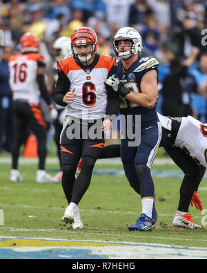 Carson, Kalifornien, USA. 9. Dez 2018. Los Angeles Ladegeräte defensive Ende Joey Bosa #99, Cincinnati Bengals Quarterback Jeff Driskel #6 im backfield während der Cincinnati Bengals vs Los Angeles Ladegeräte bei Stubhub Center in Carson, Ca auf Carson, Kalifornien, USA. 9. Dez 2018. (Foto durch Jevone Moore) Credit: Cal Sport Media/Alamy leben Nachrichten Stockfoto