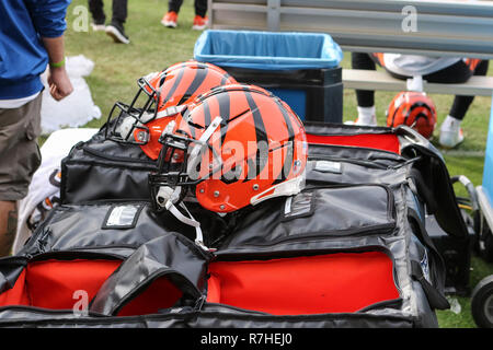 Carson, Kalifornien, USA. 9. Dez 2018. Cincinnati Bengals extra Helme während der Cincinnati Bengals vs Los Angeles Ladegeräte bei Stubhub Center in Carson, auf Carson, Kalifornien, USA. 9. Dez 2018. (Foto durch Jevone Moore) Credit: Cal Sport Media/Alamy leben Nachrichten Stockfoto