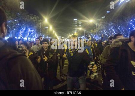 Madrid, Spanien. 9 Dez, 2018. Boca Juniors Anhänger gesehen feiern das Finale der Copa Libertadores zwischen River Plate und Boca Juniors, der in Santiago Bernarbeu Stadion in Madrid stattfand. Credit: Bruno Thevenin/SOPA Images/ZUMA Draht/Alamy leben Nachrichten Stockfoto