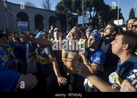 Madrid, Spanien. 9 Dez, 2018. Boca Juniors Anhänger gesehen feiern das Finale der Copa Libertadores zwischen River Plate und Boca Juniors, der in Santiago Bernarbeu Stadion in Madrid stattfand. Credit: Bruno Thevenin/SOPA Images/ZUMA Draht/Alamy leben Nachrichten Stockfoto