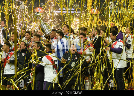 Madrid, Spanien. 9 Dez, 2018. Spieler und Mitarbeiter von River Plate feiern ihren Sieg nach der zweiten Runde der Copa Libertadores Finale zwischen River Plate und Boca Juniors in Madrid, Spanien, am Dez. 9, 2018. Fluss Platten gewann in der zweiten Runde 3-1 und 5-3 insgesamt, um den Titel zu behaupten. Quelle: Guo Qiuda/Xinhua/Alamy leben Nachrichten Stockfoto