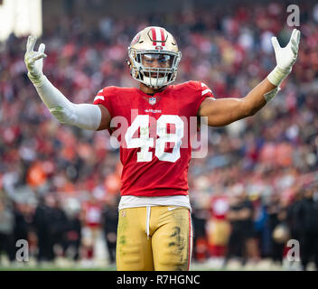 Santa Clara, Kalifornien, USA. 09 Dez, 2018. San Francisco 49ers Middle linebacker Fred Warner (48) feiert ein Spiel, während ein NFL Football Spiel zwischen die Denver Broncos und die San Francisco 49ers bei Levi's Stadion in Santa Clara, Kalifornien. Valerie Shoaps/CSM/Alamy leben Nachrichten Stockfoto