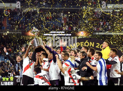 Madrid, Spanien. 9 Dez, 2018. Spieler und Trainer von River Plate feiern ihren Sieg nach der zweiten Runde der Copa Libertadores Finale zwischen River Plate und Boca Juniors in Madrid, Spanien, am Dez. 9, 2018. Fluss Platten gewann in der zweiten Runde 3-1 und 5-3 insgesamt, um den Titel zu behaupten. Quelle: Guo Qiuda/Xinhua/Alamy leben Nachrichten Stockfoto