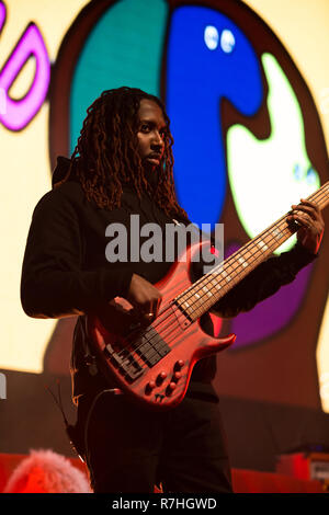 Toronto, Kanada. 09. Dezember 2018. Das Internet bassist Patrick Paige II führt bei Rebel Nachtclub Credit: topconcertphoto/Alamy leben Nachrichten Stockfoto