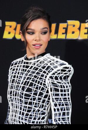 Hollywood, USA. 09 Dez, 2018. HOLLYWOOD, CA - 9. Dezember: Schauspielerin/Sängerin Hailee Steinfeld nimmt an Paramount Pictures präsentiert die Weltpremiere von 'Hummel' am 9. Dezember 2018 TCL Chinese Theatre in Hollywood, Kalifornien. Credit: Barry King/Alamy leben Nachrichten Stockfoto