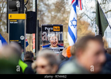 London, Großbritannien. 9 Dez, 2017. Der britische Premierminister Theresa May Bild komisch an der Pro-Brexit März. Die Polizei enthalten Die Masse an der Pro-Brexit März. 3.000 15.000 Anti-Facist Pro-Brexit Demonstranten und Gegendemonstranten auf den Straßen von London ihre Haltung in der Frage der Abkommen zu Voice vor der Schlüssel Brexit Abstimmung im Parlament am Dienstag. Credit: Ryan Ashcroft/SOPA Images/ZUMA Draht/Alamy leben Nachrichten Stockfoto