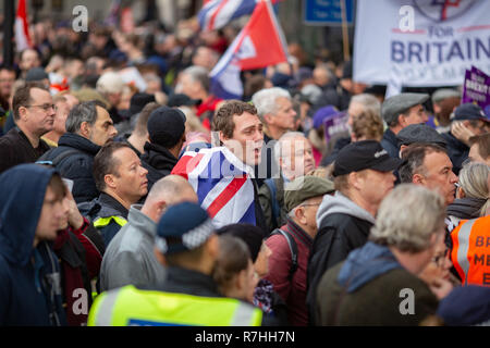 London, Großbritannien. 9 Dez, 2017. Eine pro-Brexit Demonstrator drapiert in einer Union Jack Flagge während der Rallye, die Park Lane. EDL-Gründer Tommy Robinson führt der Weg an der "Verrat" Brexit März durch Rechtsgerichtete politische Partei UKIP. 3.000 15.000 Anti-Facist Pro-Brexit Demonstranten und Gegendemonstranten gesichert auf den Straßen von London ihre Haltung in der Frage der Abkommen zu Voice vor der Schlüssel Brexit Abstimmung im Parlament am Dienstag. Credit: Ryan Ashcroft/SOPA Images/ZUMA Draht/Alamy leben Nachrichten Stockfoto