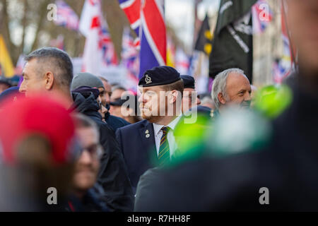 London, Großbritannien. 9 Dez, 2017. Einem kriegsveteranen dargestellt an der Vorderseite des Pro-Brexit März. 3.000 15.000 Anti-Facist Pro-Brexit Demonstranten und Gegendemonstranten auf den Straßen von London ihre Haltung in der Frage der Abkommen zu Voice vor der Schlüssel Brexit Abstimmung im Parlament am Dienstag. Credit: Ryan Ashcroft/SOPA Images/ZUMA Draht/Alamy leben Nachrichten Stockfoto