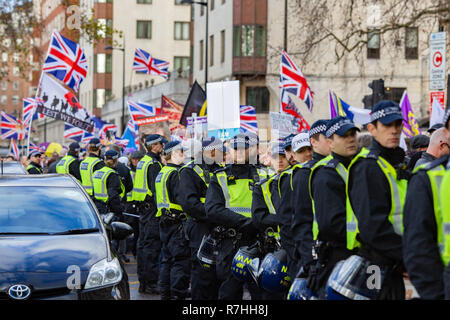 London, Großbritannien. 9 Dez, 2017. Polizei enthalten Die Masse an der Pro-Brexit März. 3.000 15.000 Anti-Facist Pro-Brexit Demonstranten und Gegendemonstranten auf den Straßen von London ihre Haltung in der Frage der Abkommen zu Voice vor der Schlüssel Brexit Abstimmung im Parlament am Dienstag. Credit: Ryan Ashcroft/SOPA Images/ZUMA Draht/Alamy leben Nachrichten Stockfoto