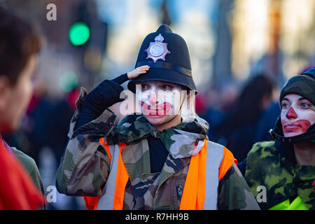 London, Großbritannien. 9 Dez, 2017. Eine Anti-Facist Demonstrator gekleidet wie ein Clown/Polizistin. 3.000 15.000 Anti-Facist Pro-Brexit Demonstranten und Gegendemonstranten auf den Straßen von London ihre Haltung in der Frage der Abkommen zu Voice vor der Schlüssel Brexit Abstimmung im Parlament am Dienstag. Credit: Ryan Ashcroft/SOPA Images/ZUMA Draht/Alamy leben Nachrichten Stockfoto