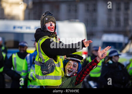 London, Großbritannien. 9 Dez, 2017. Anti-Facist Demonstranten clown Um" an der Rallye. 3.000 15.000 Anti-Facist Pro-Brexit Demonstranten und Gegendemonstranten auf den Straßen von London ihre Haltung in der Frage der Abkommen zu Voice vor der Schlüssel Brexit Abstimmung im Parlament am Dienstag. Credit: Ryan Ashcroft/SOPA Images/ZUMA Draht/Alamy leben Nachrichten Stockfoto