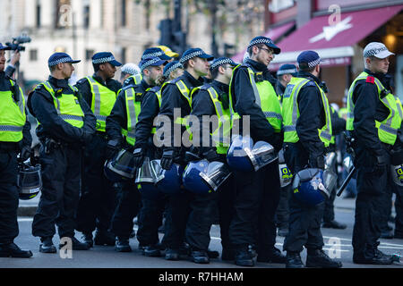 London, Großbritannien. 9 Dez, 2017. Polizei huddle nahe, wie die Demonstrationen zu zeichnen. 3.000 15.000 Anti-Facist Pro-Brexit Demonstranten und Gegendemonstranten auf den Straßen von London ihre Haltung in der Frage der Abkommen zu Voice vor der Schlüssel Brexit Abstimmung im Parlament am Dienstag. Credit: Ryan Ashcroft/SOPA Images/ZUMA Draht/Alamy leben Nachrichten Stockfoto