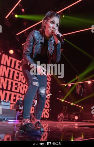 Inglewood, Kalifornien, USA. 8 Dez, 2018. AIMEE UNTERBRECHER Der Unterbrecher während der kroq Absolut Fast akustischen Weihnachten Konzert im Forum in Inglewood, Kalifornien Quelle: Daniel DeSlover/ZUMA Draht/Alamy leben Nachrichten Stockfoto