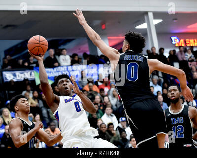 Hyattsville, Maryland, USA. 8 Dez, 2018. Dezember 9, 2018: DeMatha junior Earl Timberlake Junior versucht am 9. Dezember 2018 traf eine Fade Away Jumper gegen IMG Academy älterer Josh Grün während der ARS Rescue Rooter nationalen Hoopfest an DeMatha Highschool in Hyattsville, Maryland. In Aktion zwischen national geordnete Schwergewichte. #1 Montverde besiegt #11 St. Paul VI. 57-50 und #2 IMG Academy besiegt #6 DeMatha 73-67 Scott Serio/Eclipse Sportswire/CSM/Alamy leben Nachrichten Stockfoto