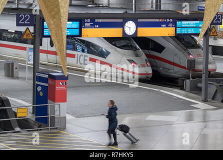 München, Deutschland. 10 Dez, 2018. Ein Fahrgast Spaziergänge auf der Plattform des Berliner Hauptbahnhofes. Die Eisenbahn und Verkehr (EVG) hat für einen bundesweiten Warnstreik nach dem Ende der Tarifrunde aufgerufen. Credit: Peter Kneffel/dpa/Alamy leben Nachrichten Stockfoto