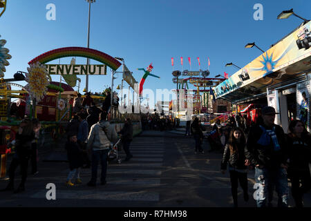 Genua, Italien. 9. Dez 2018. - Traditionelle Weihnachten Luna Park Kirmes ist der größte in Europa mit mehr als 15.000 Besuchern pro Tag Quelle: Andrea Izzotti/Alamy Leben Nachrichten geöffnet Stockfoto