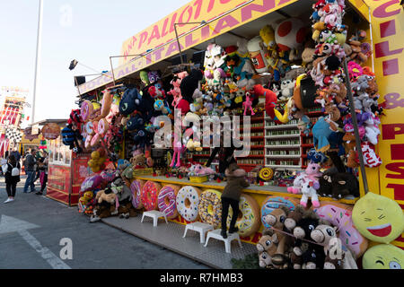 Genua, Italien. 9. Dez 2018. - Traditionelle Weihnachten Luna Park Kirmes ist der größte in Europa mit mehr als 15.000 Besuchern pro Tag Quelle: Andrea Izzotti/Alamy Leben Nachrichten geöffnet Stockfoto