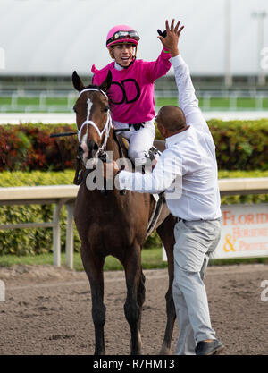 Hallandale Beach, Florida, USA. 8 Dez, 2018. Dezember 8, 2018: #2 Mishegas und Irad Ortiz, Jr., an Bord für Puerto Rico, gewinnen die International Cup Einsätze (schwarz Art) während der Classic del Caribe bei Gulfstream Park am 8. Dezember 2018 in Hallandale Beach, FL. (Foto von Carson Dennis/Eclipse Sportswire/CSM) Credit: Csm/Alamy leben Nachrichten Stockfoto