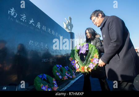 Toronto, Kanada. 9 Dez, 2018. Mitglieder des kanadischen Parlaments Jenny Wai Ching Kwan (L) und Tan Gent legte einen Kranz an der Enthüllungsfeier der Nanjing Massaker Opfer Monument an der Elgin Mühlen Friedhof in Richmond Hill, Ontario, Kanada, Dez. 9, 2018. Um die Geschichte des Zweiten Weltkrieges zu erinnern und einen dauerhaften Frieden in der Welt, friedliebenden Menschen offiziell das Nanjing Blutbad Denkmal in Ontario, Kanada am Sonntag gestartet. Credit: Zou Zheng/Xinhua/Alamy leben Nachrichten Stockfoto