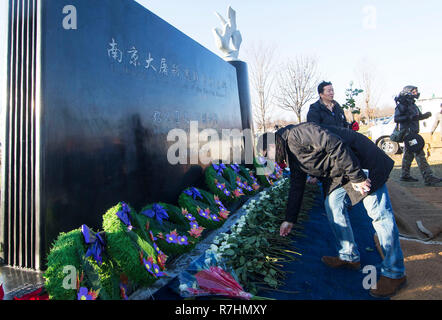 Toronto, Kanada. 9 Dez, 2018. Menschen Blumen während der enthüllungsfeier der Nanjing Massaker Opfer Monument an der Elgin Mühlen Friedhof in Richmond Hill, Ontario, Kanada, Dez. 9, 2018. Um die Geschichte des Zweiten Weltkrieges zu erinnern und einen dauerhaften Frieden in der Welt, friedliebenden Menschen offiziell das Nanjing Blutbad Denkmal in Ontario, Kanada am Sonntag gestartet. Credit: Zou Zheng/Xinhua/Alamy leben Nachrichten Stockfoto