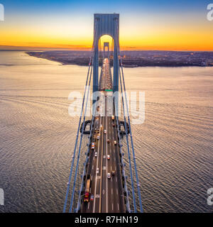 Luftaufnahme von verrazzano Narrows Bridge Stockfoto