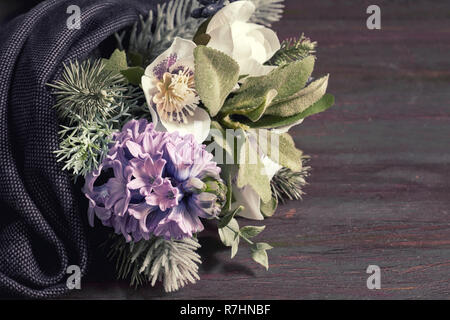 Winter Dekor. Blumenstrauß im Winter Stil mit blauen Hyazinthe, weiße Anemonen und Zweige der Weihnachtsbaum auf dunklem Holz bedeckt mit dunklen Fabrikationsnr Stockfoto