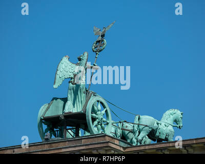 Die Quadriga des Brandenburger Tors vor blauem Himmel in Berlin, Deutschland Stockfoto