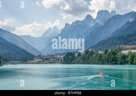 Anzeigen von Auronzo di Cadore in Belluno Italien den See Santa Caterina und Tre Cime peaks Stockfoto