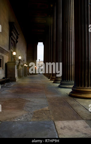 St. Georges Hall plateau Liverpool am Abend Stockfoto