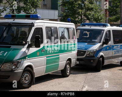 BERLIN, DEUTSCHLAND - 20. August 2018: Die alten Grünen Polizei Auto und neue Blaue Polizei Auto in Berlin, Deutschland Stockfoto