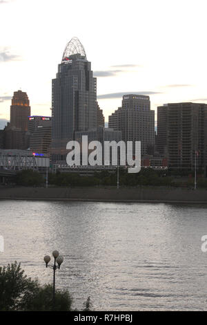 Cincinnati, Ohio, USA. Moderne Gebäude auf der anderen Seite des Ohio River. Stockfoto