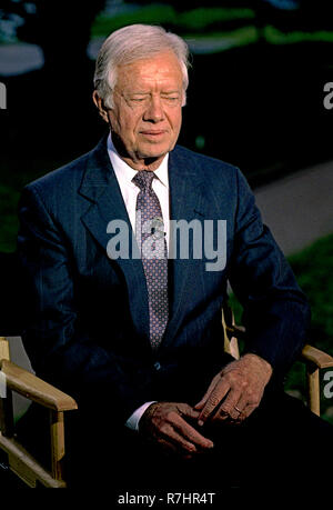 Washington. DC., USA, 13. September 1993 der ehemalige Präsident James (Jimmy) Carter sitzt für ein TV-Interview auf dem Norden Rasen des Weißen Hauses vor der Teilnahme an der jährlichen Präsidenten Abendessen durch aktuelle Präsident William Clinton Credit gehostet werden: Mark Reinstein/MediaPunch Stockfoto