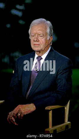 Washington. DC., USA, 13. September 1993 der ehemalige Präsident James (Jimmy) Carter sitzt für ein TV-Interview auf dem Norden Rasen des Weißen Hauses vor der Teilnahme an der jährlichen Präsidenten Abendessen durch aktuelle Präsident William Clinton Credit gehostet werden: Mark Reinstein/MediaPunch Stockfoto