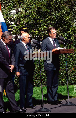 Washington, DC., USA, 24. September 1990 Präsident George H.W. Busch liefert Bemerkungen auf der Fahrstraße auf dem Südrasen des Weißen Hauses nach einem Treffen mit F.w. de Klerk Präsident von Südafrika. Credit: Mark Reinstein/MediaPunch Stockfoto