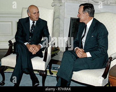 Washington, DC., USA, 24. September 1990 Präsident George H.W. Bush hält Treffen mit F.w. de Klerk Präsident von Südafrika im Oval Office des Weißen Hauses. Credit: Mark Reinstein/MediaPunch Stockfoto