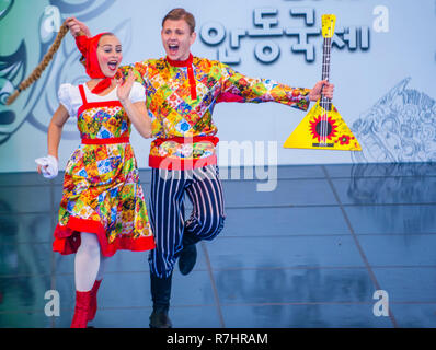 Russain Dancers vom Rovesniki Choreographic Ensemble treten auf dem Maskdance Festival in Andong Südkorea auf Stockfoto