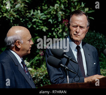 Washington, DC., USA, 24. September 1990 Präsident George H.W. Busch liefert Bemerkungen auf der Fahrstraße auf dem Südrasen des Weißen Hauses nach einem Treffen mit F.w. de Klerk Präsident von Südafrika. Credit: Mark Reinstein/MediaPunch Stockfoto