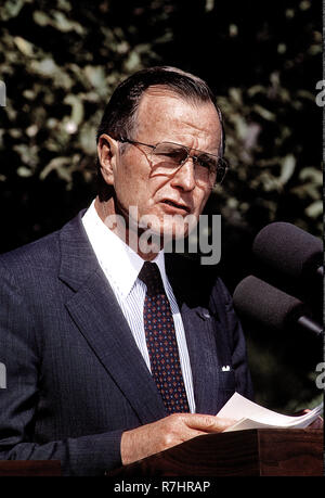 Washington, DC., USA, 24. September 1990 Präsident George H.W. Busch liefert Bemerkungen auf der Fahrstraße auf dem Südrasen des Weißen Hauses nach einem Treffen mit F.w. de Klerk Präsident von Südafrika. Credit: Mark Reinstein/MediaPunch Stockfoto