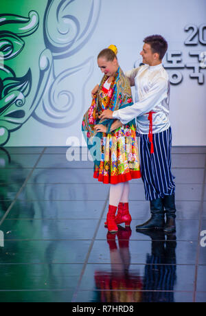 Russain Dancers vom Rovesniki Choreographic Ensemble treten auf dem Maskdance Festival in Andong Südkorea auf Stockfoto