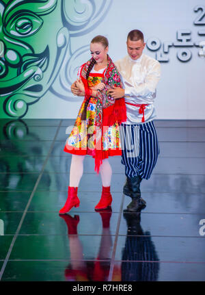 Russain Dancers vom Rovesniki Choreographic Ensemble treten auf dem Maskdance Festival in Andong Südkorea auf Stockfoto