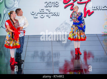 Russain Dancers vom Rovesniki Choreographic Ensemble treten auf dem Maskdance Festival in Andong Südkorea auf Stockfoto