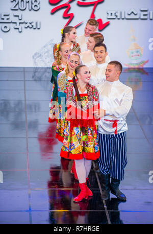 Russain Dancers vom Rovesniki Choreographic Ensemble treten auf dem Maskdance Festival in Andong Südkorea auf Stockfoto