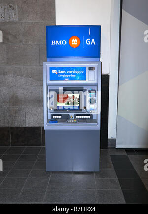 MONTREAL, KANADA - 4. OKTOBER 2018: Bank von Montreal ATM. Bank von Montreal - BMO, ist eine kanadische multinationalen Investitionen Bank- und Finanzdienstleistungen Stockfoto
